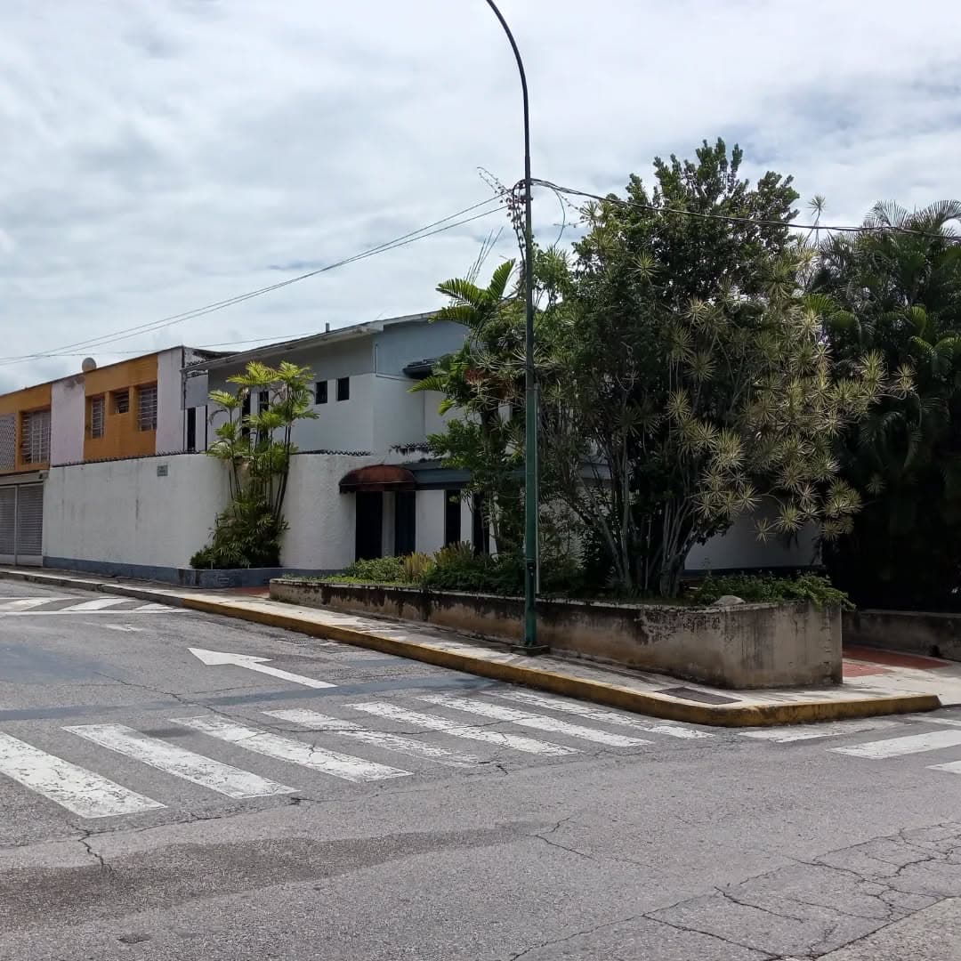Casa esquinera residencial/comercial en venta, Los Palos Grandes, Caracas - Imagen 1
