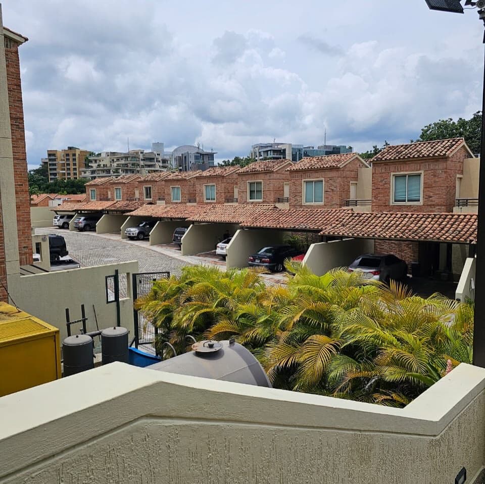 Townhouse de esquina en alquiler, Resd. Vistalago, Altos de Guataparo
