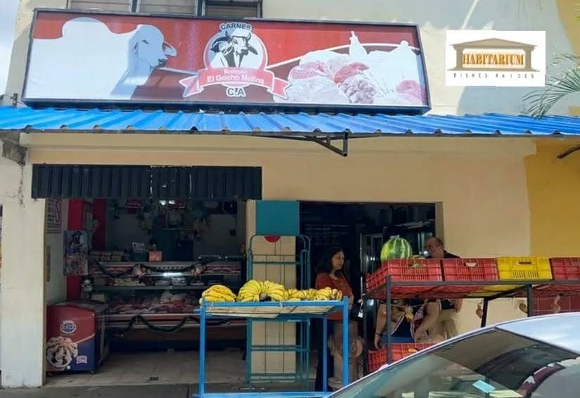 Casa con local comercial operativo en La Mora, Piedra Azul