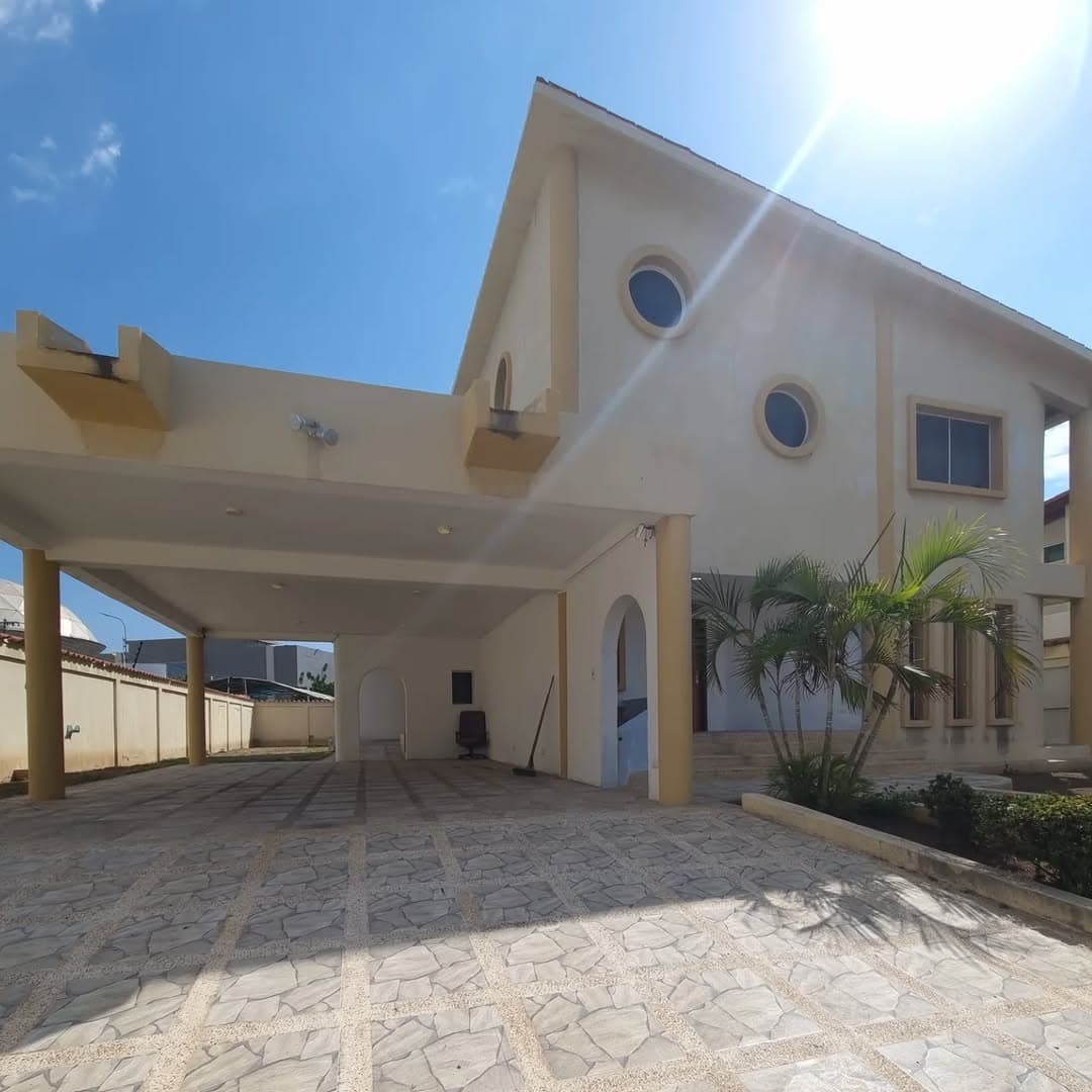 Casa quinta de dos niveles en venta, Morro II, Lechería - Imagen 1
