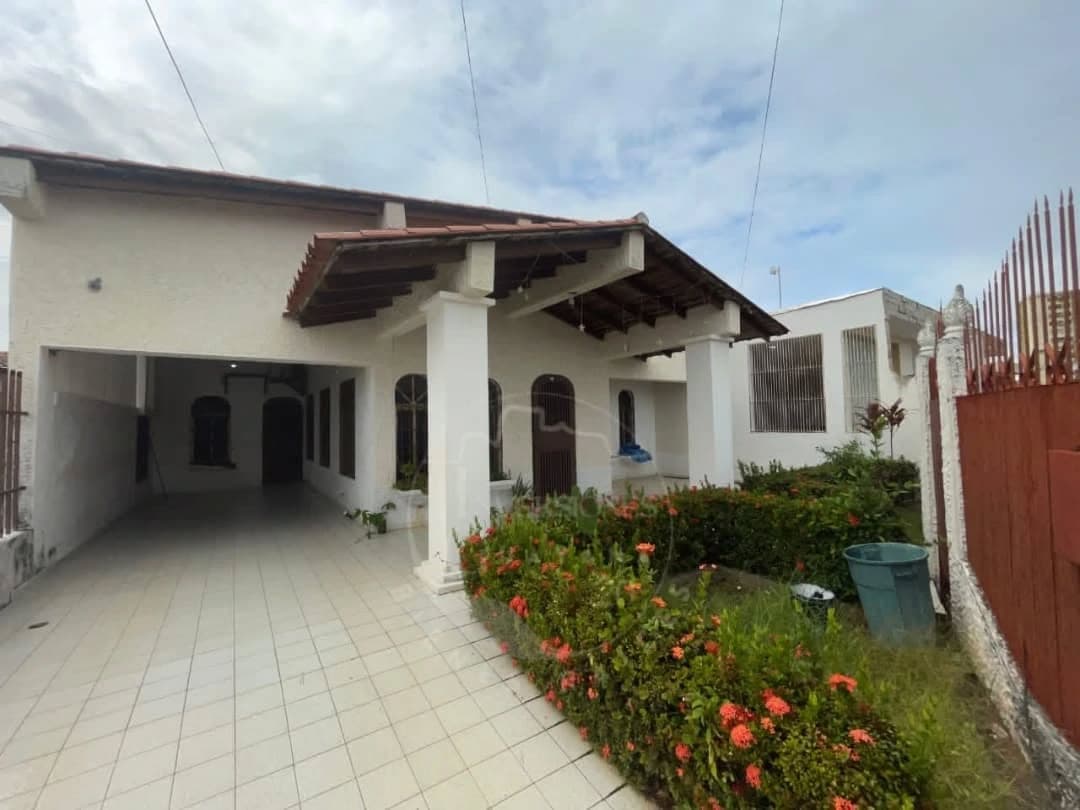 Amplia casa con apartamento estudio en Urb. Villa Asia, Puerto Ordaz - Imagen 1