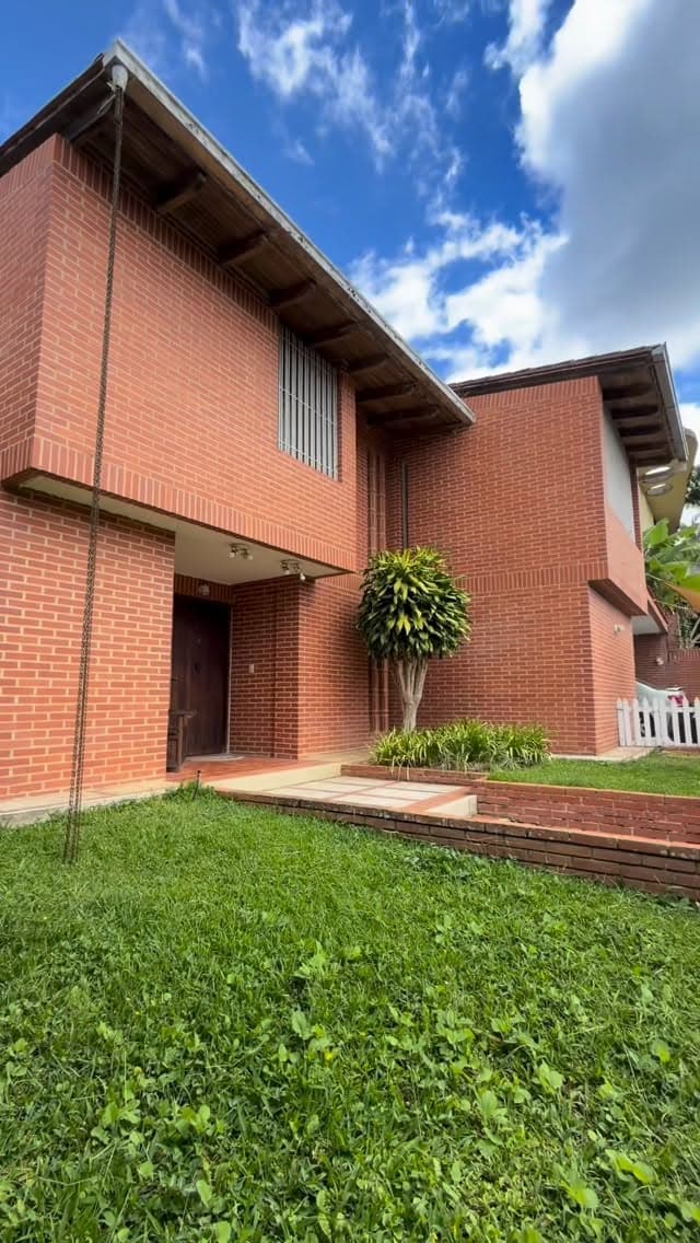 Casa en venta en Lomas de La Lagunita, urbanización privada