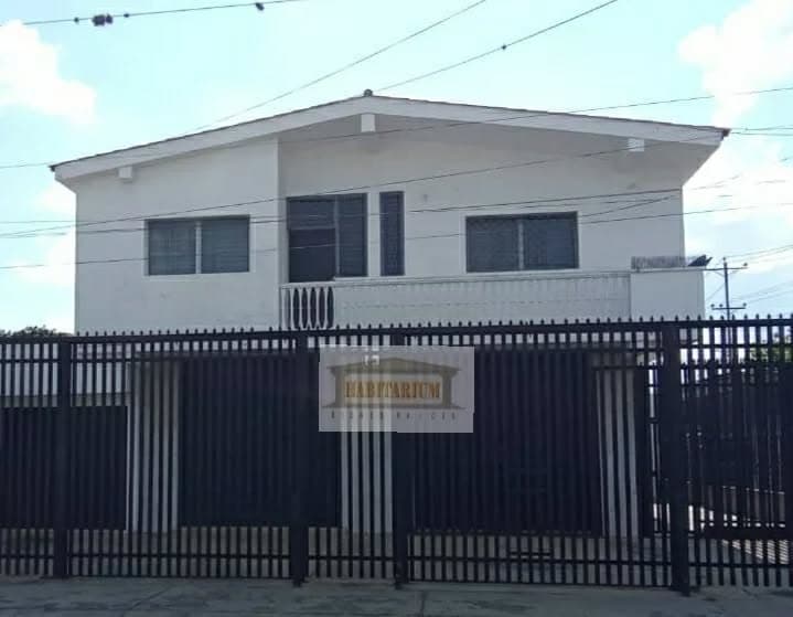 Casa con Locales Comerciales en Barquisimeto - Imagen 1